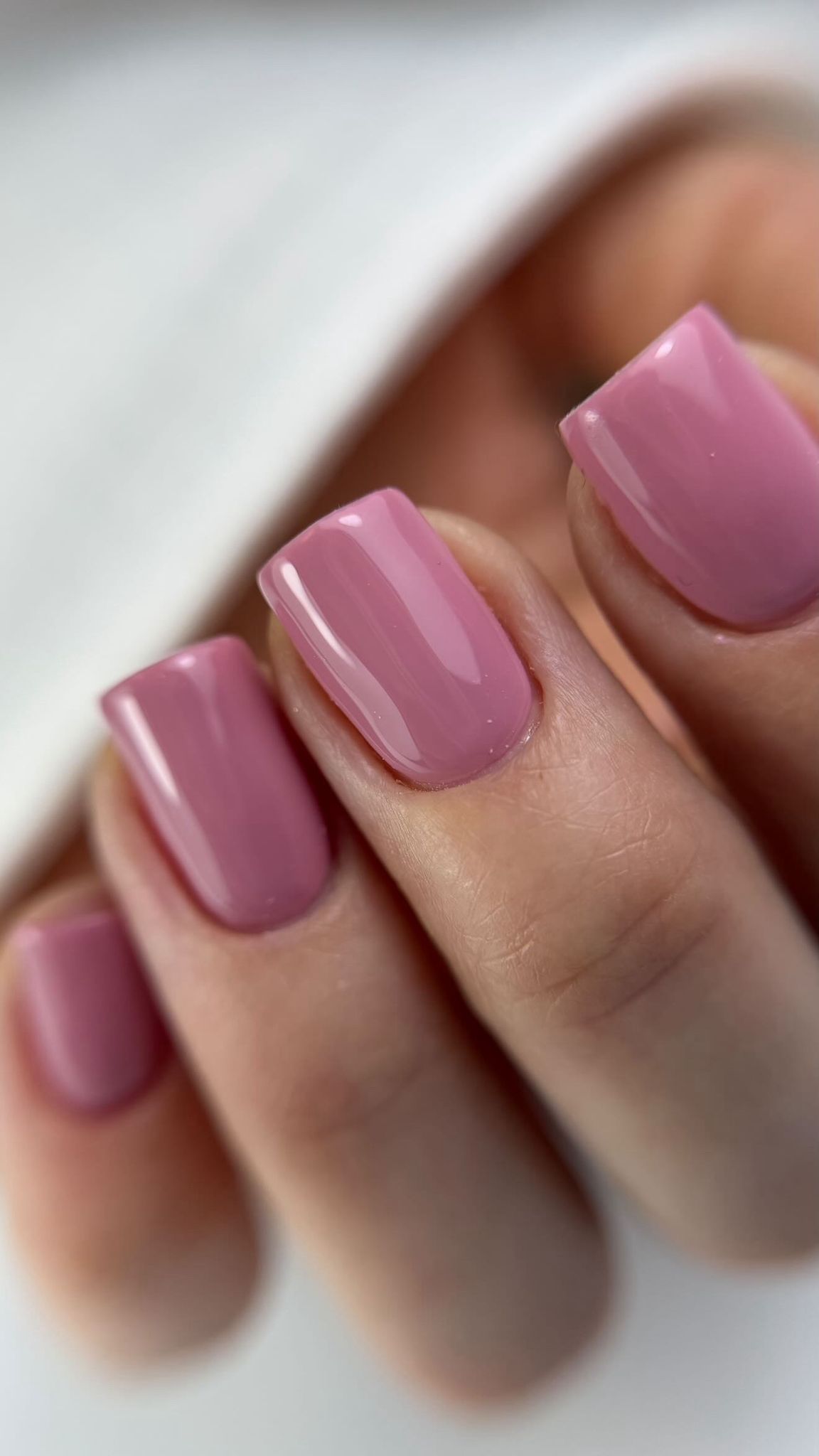 Krótkie kwadratowe paznokcie w kolorze ciemnego różu