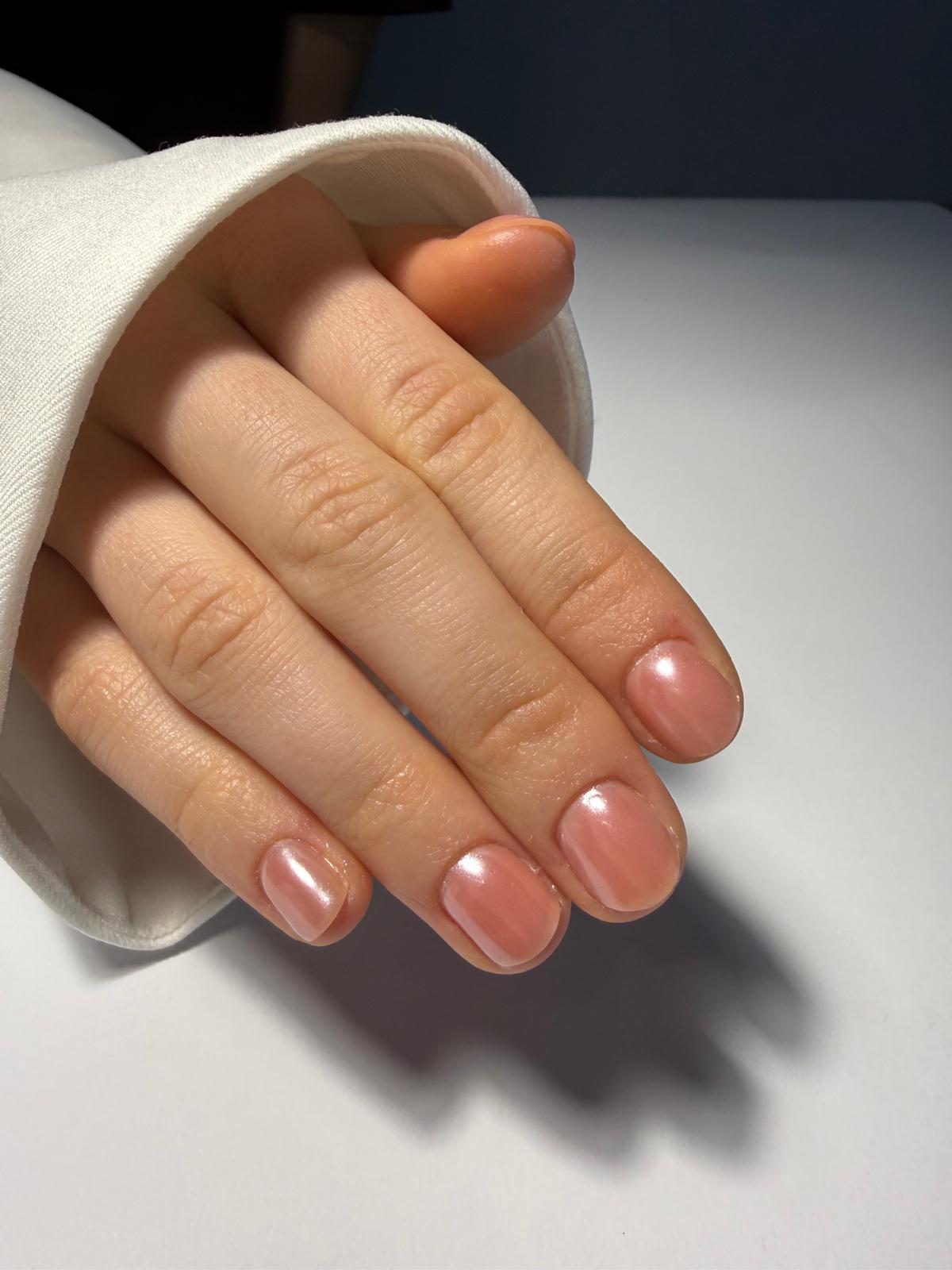 Krótkie kwadratowe paznokcie w odcieniu nude