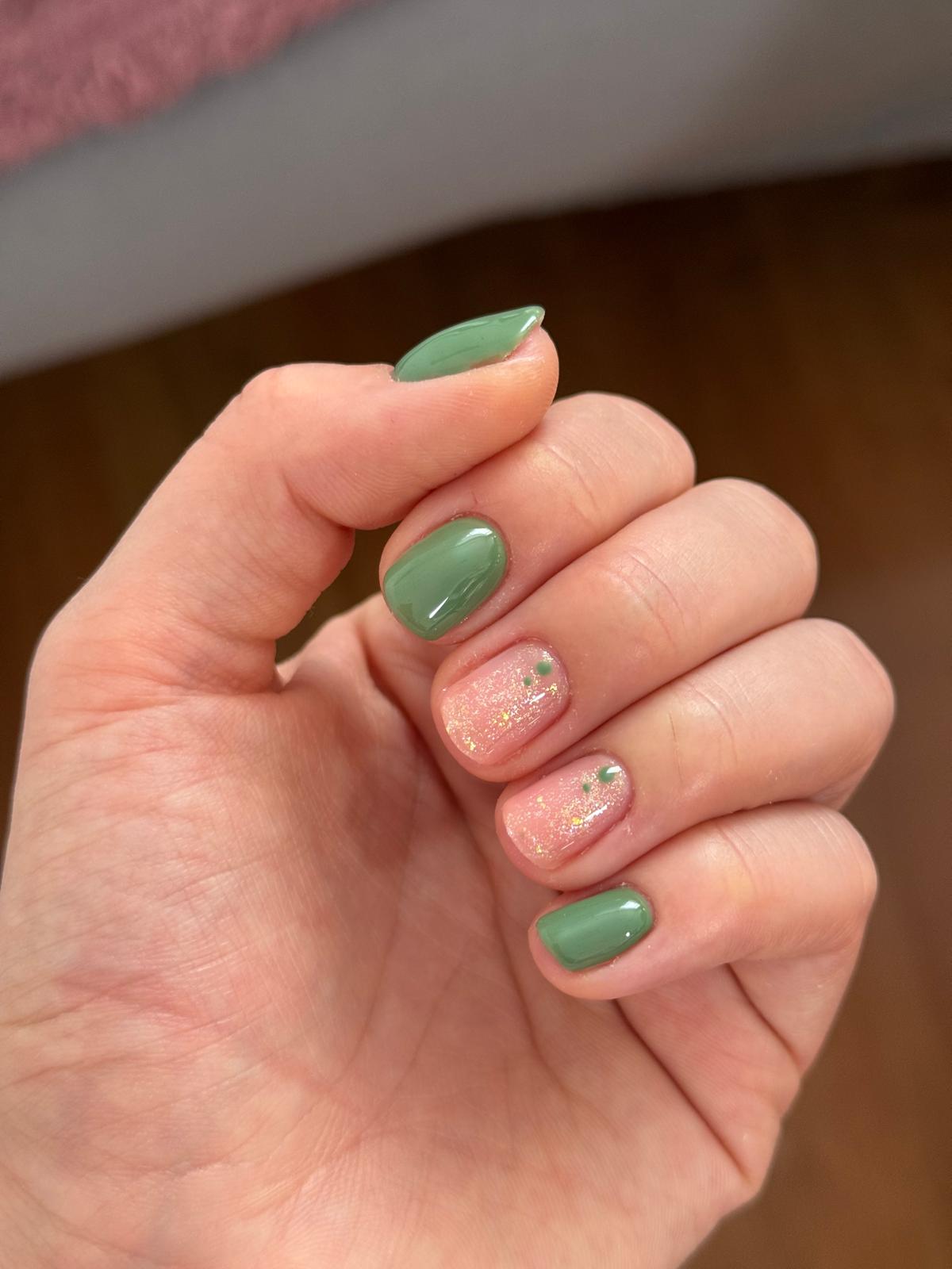 Paznokcie w kolorze oliwkowej zieleni z delikatnym zdobieniem