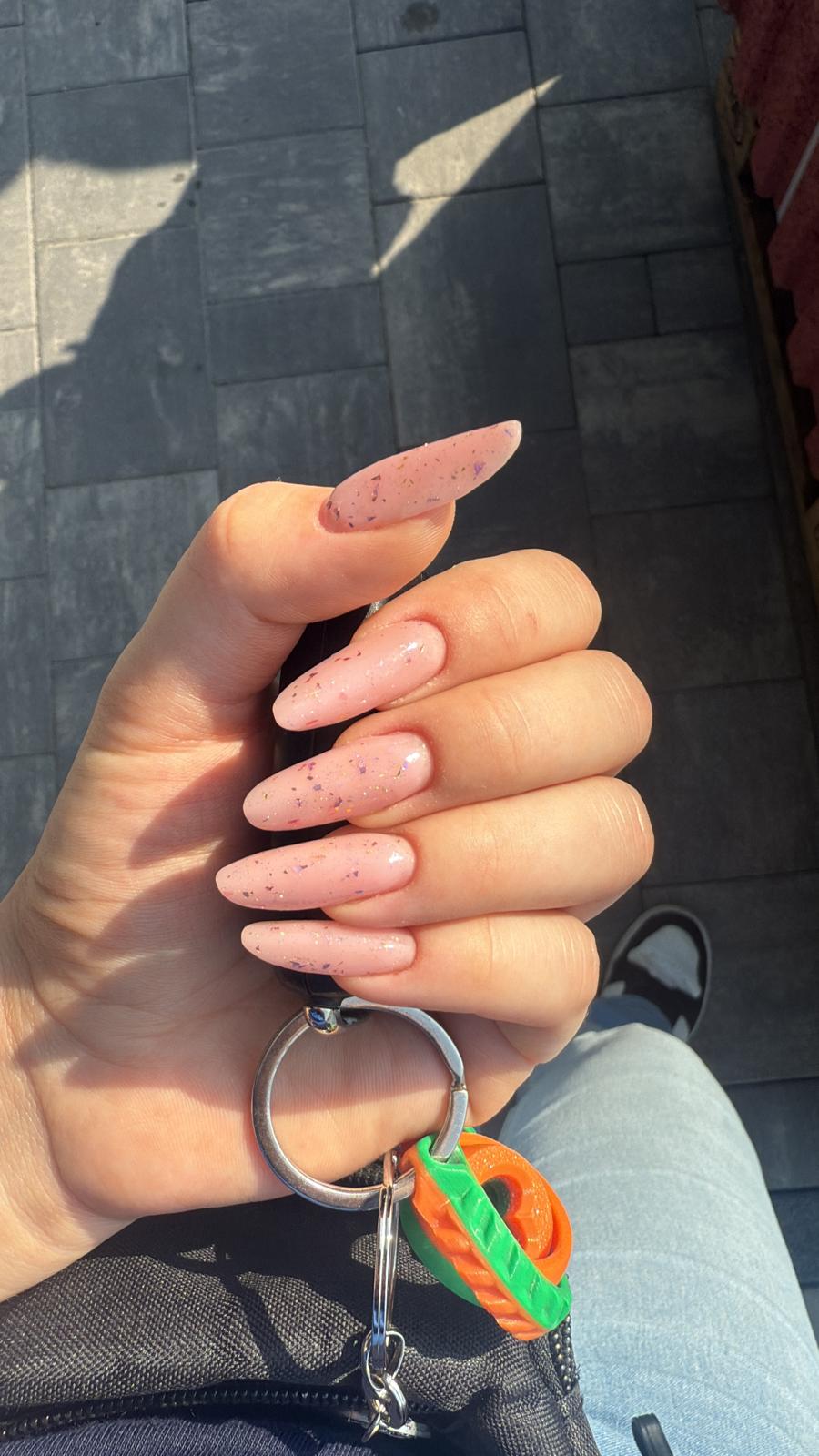 Długie paznokcie typu trumienki w matowym kolorze brzoskwiniowym