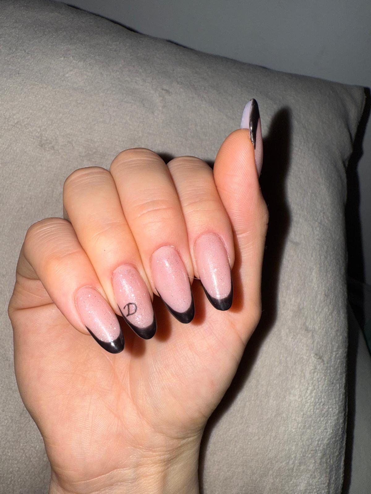 Klasyczny czarny french na długich paznokciach migdałkach