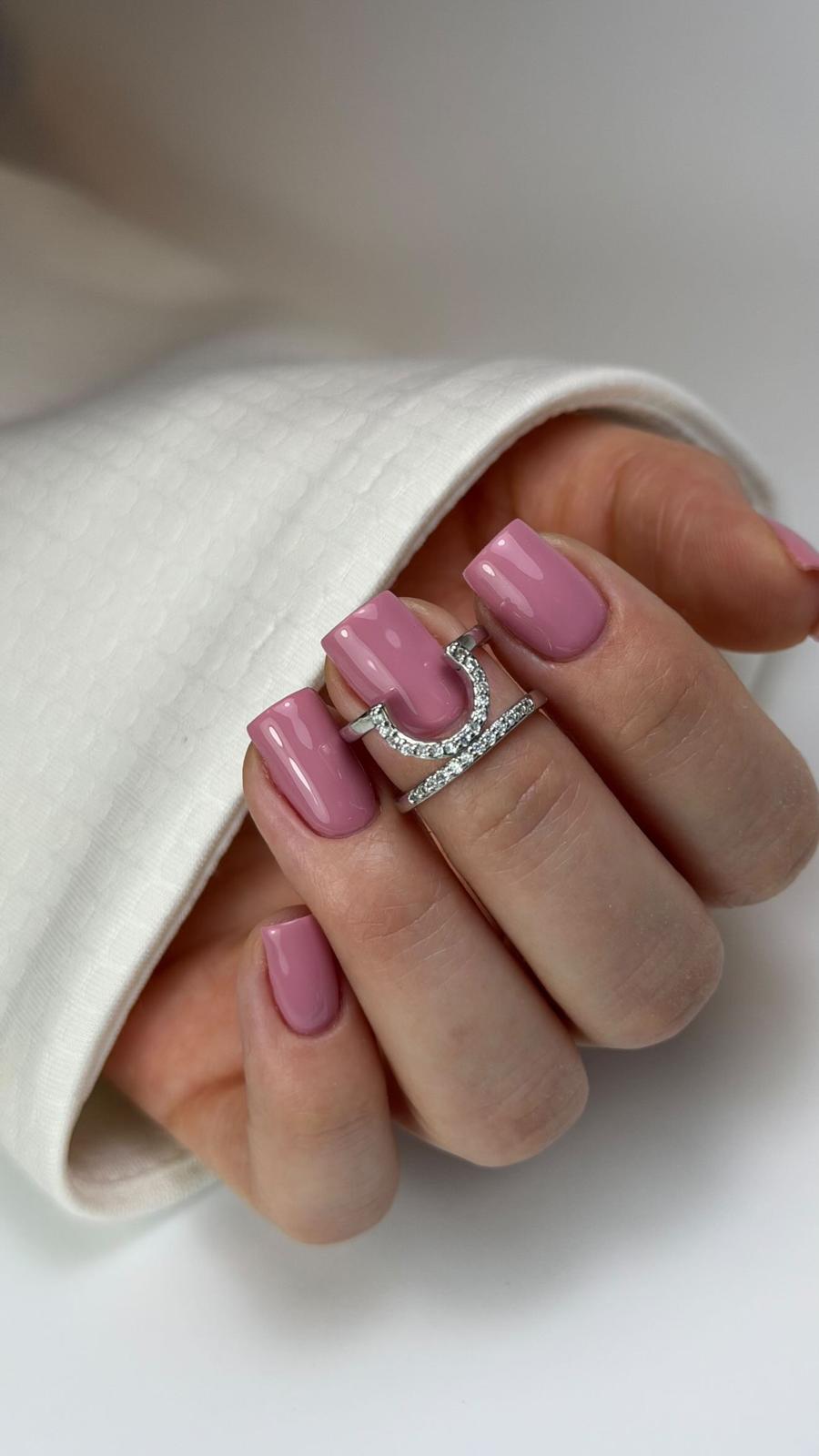 Paznokcie w kolorze brudnego różu o średniej długości