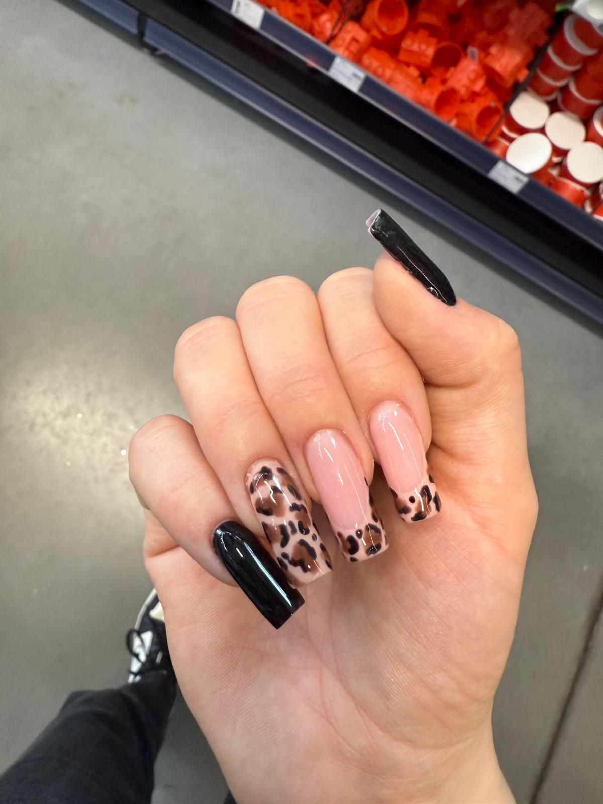 Długie kwadratowe paznokcie z miksem czerni, beżu i panterki