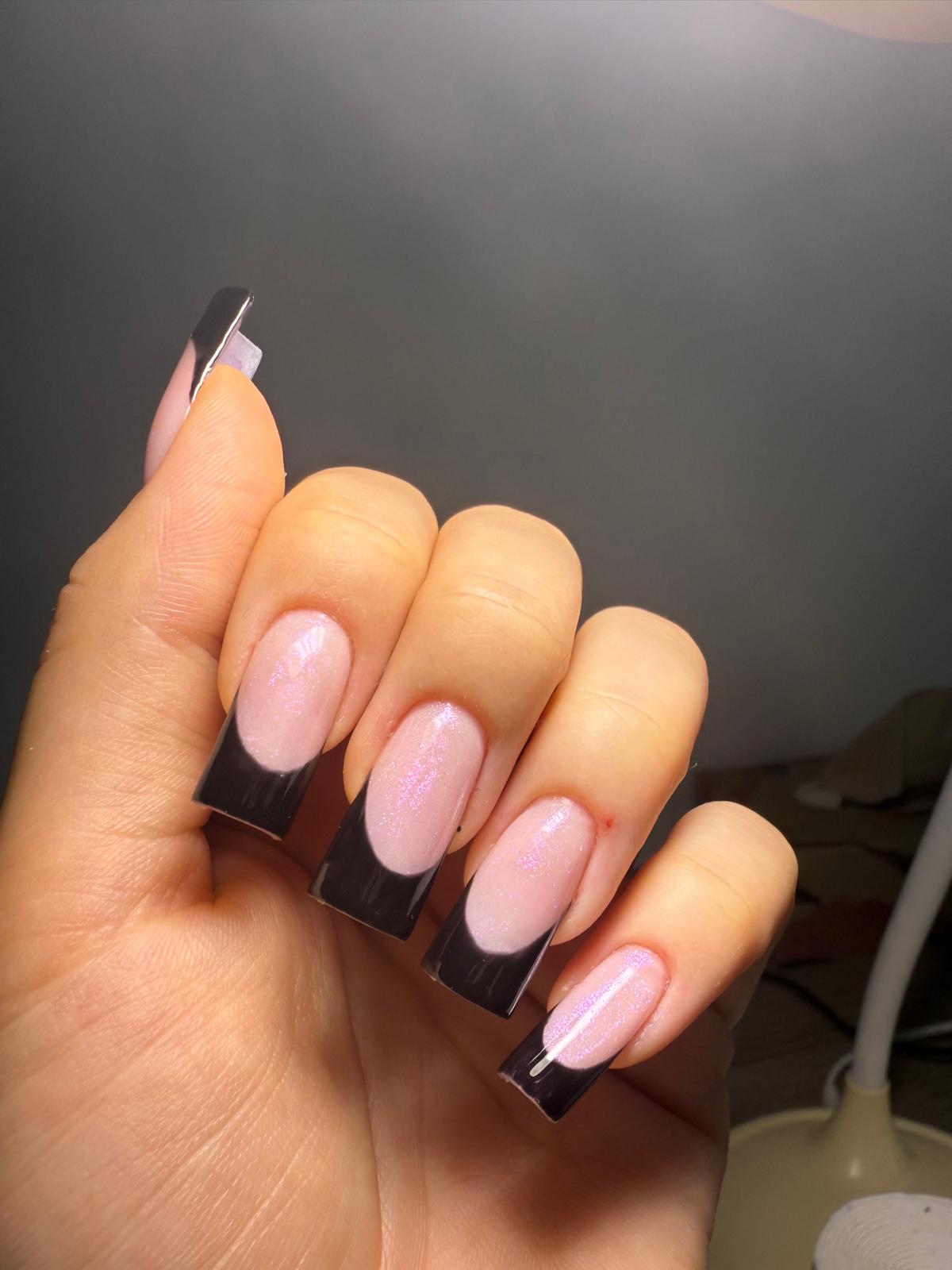 Długie kwadratowe paznokcie z grubym czarnym frenchem