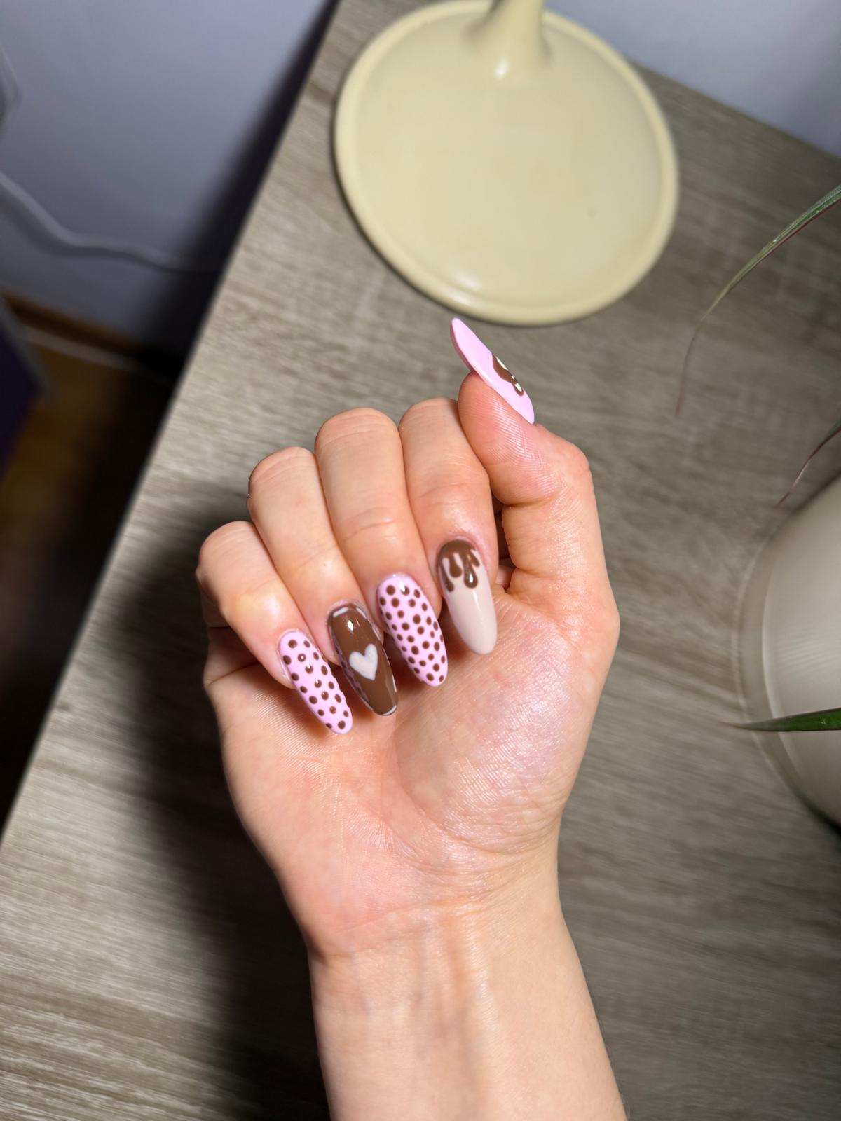 Różowy manicure ze zdobieniem w serduszka